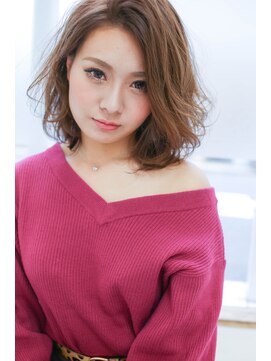 ミュゼドゥラペ(Musee de Lapaix) 強めのカールが大人っぽい　ひし形ボブ