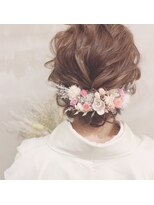 大人気のシニヨンスタイル♪ドライフラワーで更に可愛く