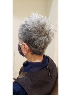 ティアム(Tiam) グレーヘアーショートスタイル