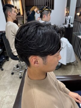 リレーションメンズヘアー(RELATION MEN'S HAIR) ブルーブラック韓国マッシュフェードカットセンターパート