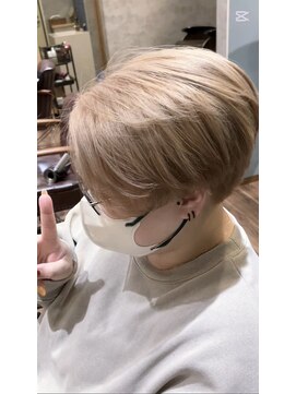 アンドブルー(and BLUE) ハイトーンベージュ×耳出しベリーショート