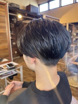 テントヘアー(tent hair) 襟足をすっきり締めた、清潔感重視のメンズショート