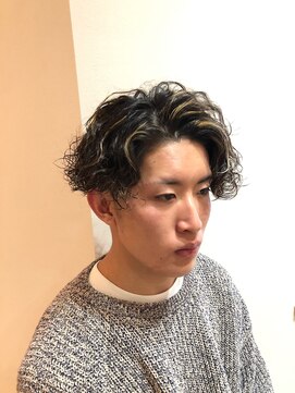 ニコ ヘアリラクゼーション(Nico hair relaxation) センターパートメンズパーマハイライト黒髪暗髪