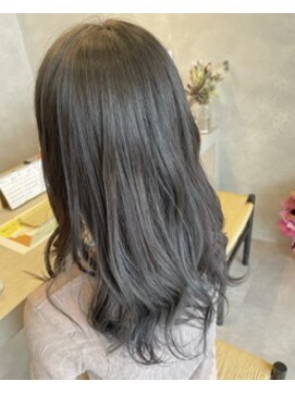 アチーブリス(achieve Liss) 透明感透け感アッシュグレー ゆるふわウェーブロング