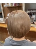 ボブヘアブリーチカラーミルクティベージュ