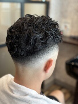 キタセンジュバーバー バイ ティーズ(KITASENJU BARBER by T's) skinfade xパーマスタイル