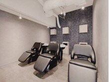 アウラ(Aura)の雰囲気（フルフラットのシャンプー台で癒しの時間をお過ごし下さい♪）