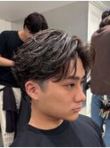 大人の抜け感を演出する、今トレンドのフェザーパーマ