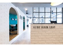 オーブ ヘアー レオ 千歳烏山店(AUBE HAIR leo)の雰囲気（開放感のある明るい店内で、くつろぎの時間をお過ごしください。）