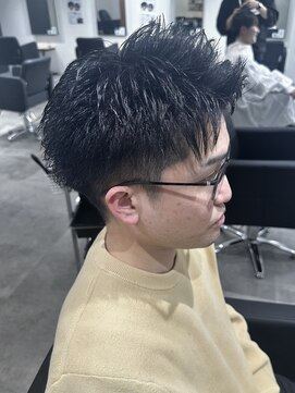 ヒュイル バイ ニアウ(Hwyl by Niau) メンズショートパーマニュアンスパーマアップバング刈り上げ