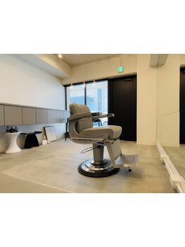 １席のみのプライベート空間で髪のお悩みを相談しやすい◎大型店が苦手な方にオススメ！癒しの時間を―。