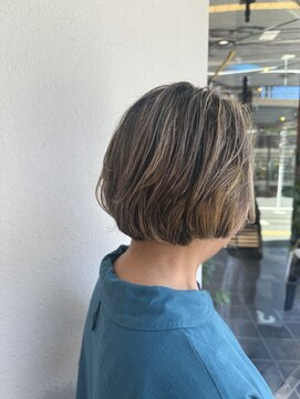 コムズ 藤沢(COM'S) 自然な立体感と動きを楽しめるハイライトボブ