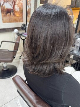 トルネード(TORNADO) 外国人風チャコールグレージュレイヤーボブ　n7.11.29