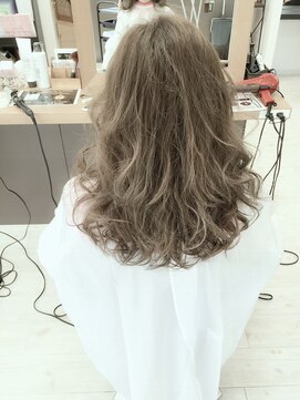リアン(Lien) ハイトーンバレイヤージュにくすみベージュで柔らかさ抜群！！