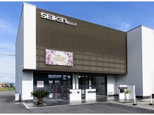 通りに面した広々駐車場10台以上！ピンク色のお花の看板が目印♪