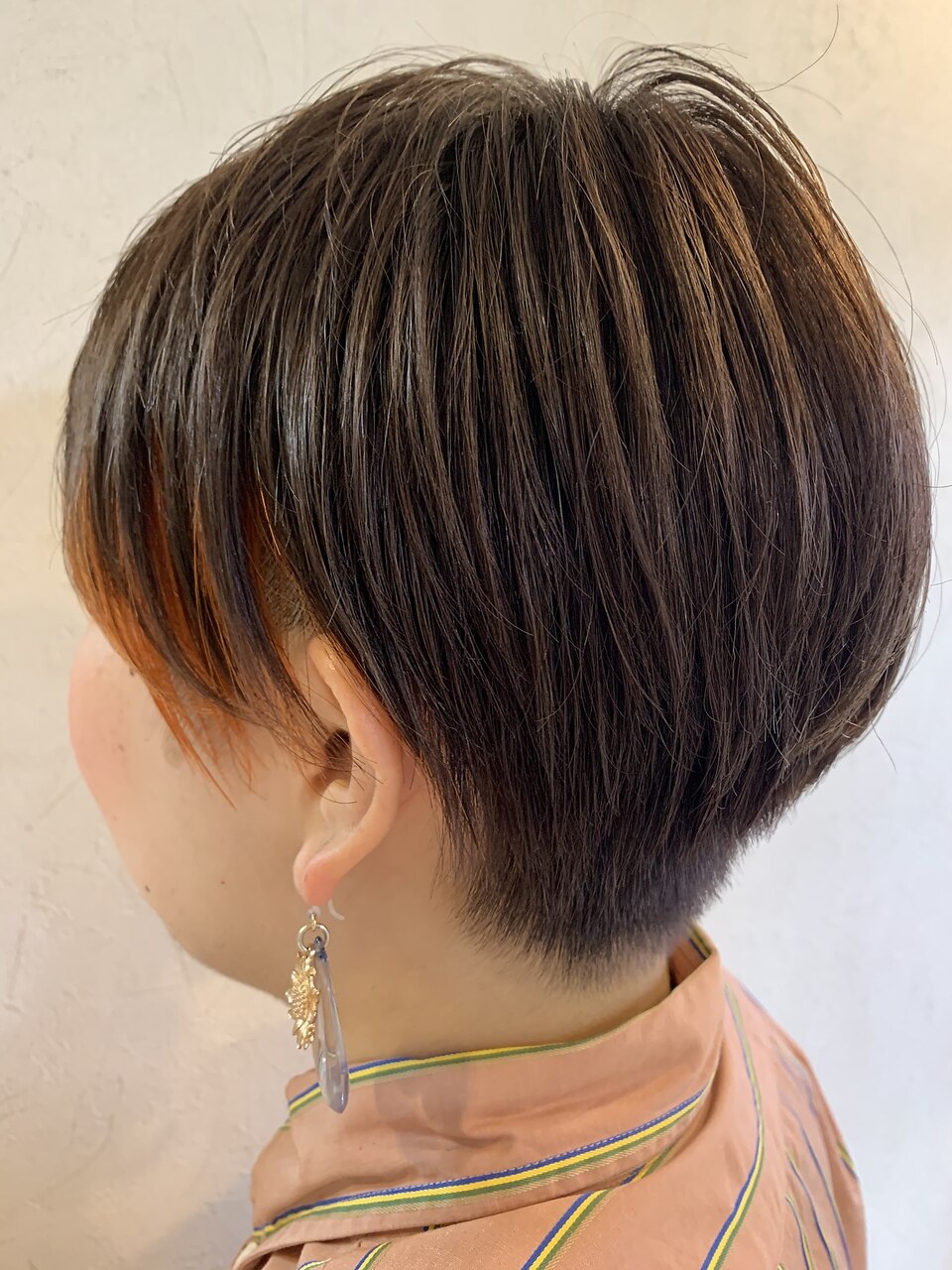 オレンジインナーカラー×刈り上げマッシュショート：L092074660｜美容