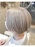 ホワイトグレージュ×ショートボブ