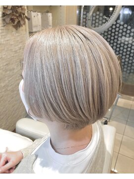 ヴィサージュプラス(VISAGE plus) ホワイトグレージュ×ショートボブ