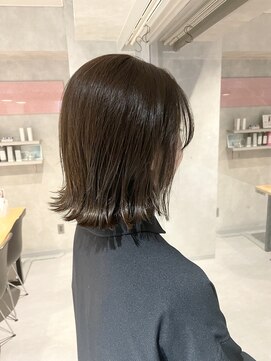 アイディール 心斎橋店(:ideal) 外ハネ切りっぱなしボブに、艶の出る透明感カラー