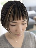 ぱっつん前下がりショートハイライト