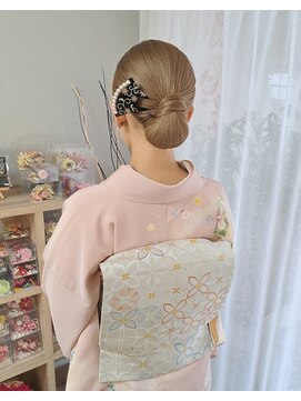 きものサロン すずめ屋 お宮参り,結婚式,卒業式などにも！タイトなシニヨンスタイル