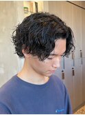 ラフな質感が◎スパイラルパーマ×センターパート