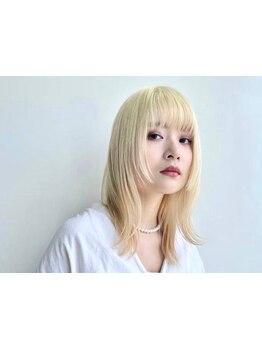 《*レイヤーカット×ハイトーンカラーが人気*》色ムラなく、根本から毛先まで綺麗なハイトーンカラーが◎