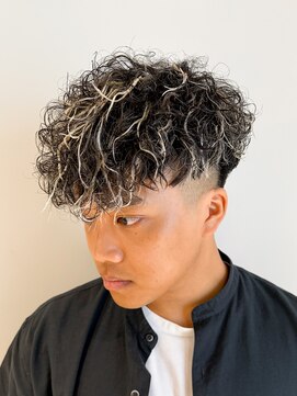 ルーシー 渋谷(LUCEY) スペインカール極道パーマホワイトメッシュスキンフェード短髪