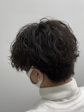 クイーン バイ ノイズ 西院(QUEEN by noism) センターパートスパイラル ツーブロック