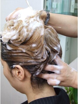 美源 ヘアー サロン(Hair Salon)の写真/アジアンビューティーは本格ヘッドスパで髪に潤いを。スチームでしっかり内部まで浸透させて、美しい艶髪に