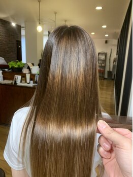 ヘアメイク イスカーゴ(HAIR MAKE ISKAGO)の写真/髪質改善トリートメントでクセを伸ばし、綺麗なサラツヤストレートに☆年齢や乾燥などで傷んだ髪を補修。