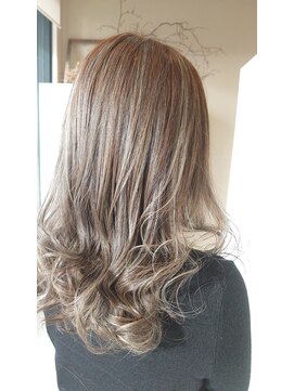 ガレリアエレガンテ 尾張旭店(GALLARIA Elegante) 大人のハイライト×ラベンダーアッシュ×セミロングヘア