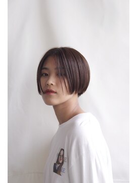 ファミリィ (PHAMILEE) スリークな質感のショートボブ