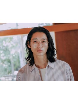 男性も通いやすい雰囲気の《CABANON》古着にも似合う、気取り過ぎないこなれ感のあるヘアスタイルを。