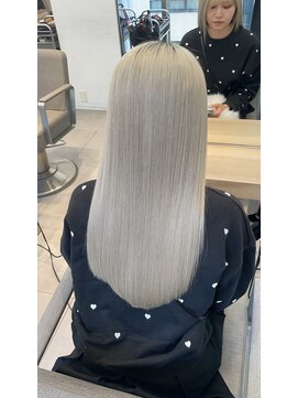 エラ(Ella) 髪質改善トリートメントで輝くシルバー髪