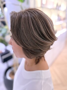 ステア ケース(stair case) ハイライトで根元に集中する視線外し！脱白髪染め グレージュ