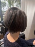 白髪ぼかしとつむじ割れを整える大人女性の立体ショートスタイル