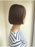 グレージュのワンレングスボブ