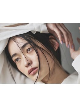 顔まわりの印象を丁寧に整えながら、貴方の生活や気分に寄り添う、“デザイン”をご提案します。