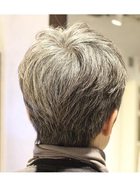 グレイヘアショートスタイル。