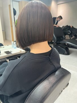 エル 北千住(elu) ミニボブ_ カーキグレージュフェザーバングボブウルフ