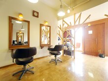 ヘアーサロン パキア(Hair Salon Pakia)の雰囲気（木をモチーフにした落ち着いた空間です）