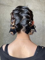 セル(CELL)&nbsp;ツインアレンジ　編み込みツイン　ツインお団子　リボン