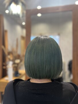 ウイ(ui) くすみ系グリーンヘア