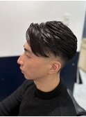 センターパートテーパースキンフェード