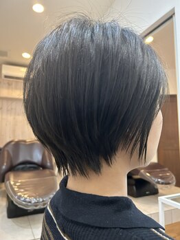 収まりの良いショート・ボブへ。髪質や骨格、なりたいイメージに合わせてスタイルを一緒に決めていきます。