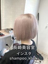 コワファースト長崎シャンプーボーイ 2nd(COIFF1RST 長崎 SHAMPOO BOY)&nbsp;長崎 丸みボブ ホワイトカラー