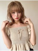 ハイライト前上がりショートプラチナブロンドウルフボブ