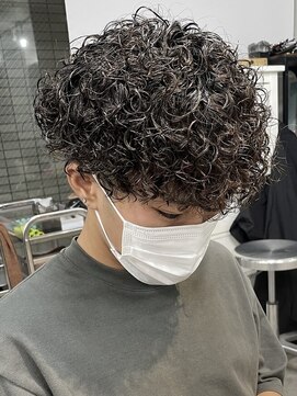 フィフス(fifth) 原宿メンズパーマプードルパーマセンターパート刈り上げ20代