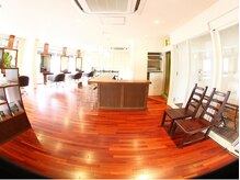 ゆとりあるスペース・開放的な店内でリラックスできます。